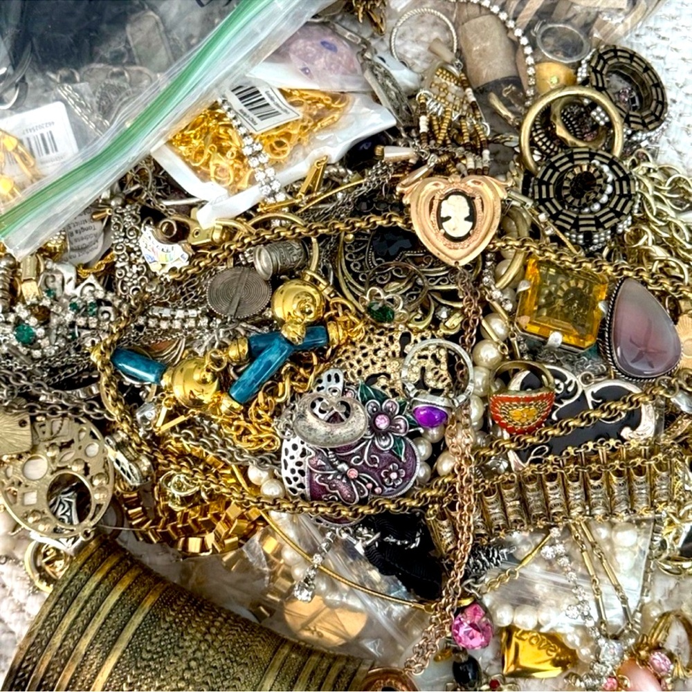 1 Lb Ultimate Jewelry Treasure 💎 Vintage, Estate, Designer & More, gold & silver - Picture 3 of 10